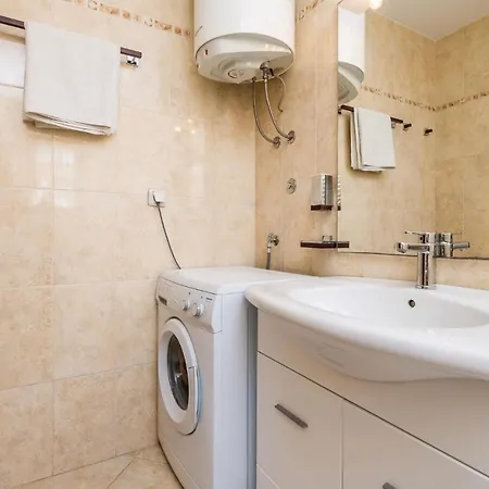 Stunning In With 3 Bedrooms And Wifi *